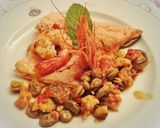 Foto del paso 12 de la receta: Trucha asalmonada con guarnición de gambas y verduras