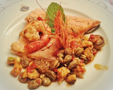 Foto del paso 12 de la receta: Trucha asalmonada con guarnición de gambas y verduras