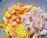 Hình bước làm 3 của món Mì trứng xào mực và thịt xá xíu