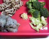 A picture of step 1 of Broccoli and Shrimp Garlic Stir-fry.