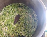 Foto langkah ke 1 dari resep Tumis Bunga Pepaya dan Daun Singkong.