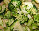🥦 Brokkolis - spenótos főzelék reszelt sajttal 💚 recept fázis 2 fotója