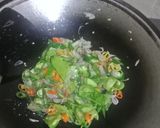 Foto langkah ke 5 dari resep Teri dan telur puyuh masak bawang.