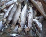 Foto langkah ke 1 dari resep Ikan Tembang Kuah Nanas.
