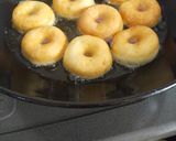 Foto langkah ke 6 dari resep Donut Kentang Empuk Lembut White Ring.
