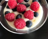 Foto del paso 2 de la receta: Copa de yogurt de piña con moras