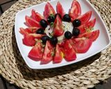 Foto del paso 6 de la receta: Ensalada de tomate, pimientos asados, cebolla y aceitunas