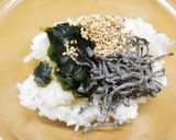 A picture of step 2 of Seaweed Onigiri (Rice Balls) No. 2: Sesame Seeds and Wakame Seaweed.
