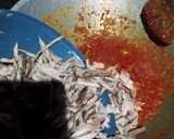 Foto langkah ke 5 dari resep Tongkol Asap Suwir Pedas.