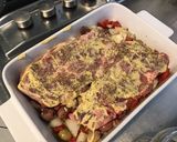 Une image de l'étape 8 de Côtes de porc à la moutarde,herbes de Provence,oignon, poivron rouge et olives marinées.