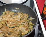 Foto del paso 2 de la receta: Cestitas integrales de huevo con cebolla, calabacín y rulo de cabra