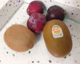 Foto del paso 3 de la receta Papaya rellena de frutas con piruletas de higos chumbos y kiwis gold