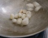 A picture of step 2 of Chatpata Makhana (Spicy Roasted Fox Nuts).