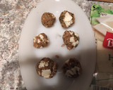 Foto del paso 1 de la receta: Bolitas de pan rallado y huevo, con queso