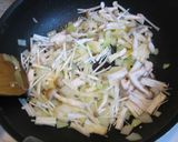 A picture of step 5 of Ocean-Scented Soup Pasta with Clams and Aosa Seaweed.
