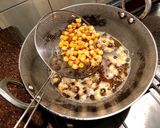 A picture of step 3 of Crispy corn chaat.