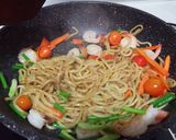 รูปขั้นตอนการทำที่ 2 ของ ยากิโซบะกุ้ง ไข่ดาว