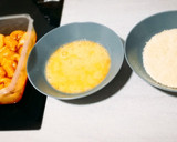 Foto del paso 3 de la receta: Delicias de pollo crujiente con rebozado de panko y parmesano, acompañadas de salsa miel y mostaza