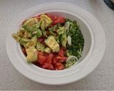 Foto del paso 2 de la receta: Ensalada de tomates con cebollín y palta