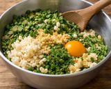 Foto del passaggio 2 della ricetta Polpette con bucce di fave