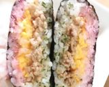 A picture of step 5 of 4-Color Chicken Soboro Onigiri Sandwiches.