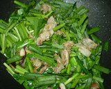 A picture of step 4 of Try with Shiitake Mushrooms Stir-fried Pork with Garlic Chives and Eggs.
