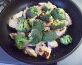 A picture of step 4 of Chinese Stir-Fried Chicken and Broccoli with Mayonnaise.