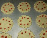 Foto langkah ke 4 dari resep Strawberry Dots Matcha Cookies.