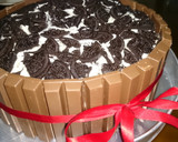 A picture of step 8 of Kitkat walled Cookies and Cream Ice Cream Cake.