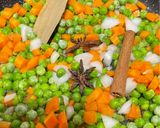 صورة لخطوة 3 من وصفة رز بسمتي بالبسلة والجزر