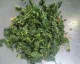 Foto langkah ke 2 dari resep Tumis Daun Pepaya Sosis.