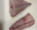 Foto del paso 1 de la receta: Rape a la plancha con guarnición de tomate y cebolla