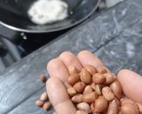 Foto langkah ke 1 dari resep Kacang tanah goreng asin.