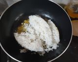 Foto langkah ke 2 dari resep Nasi goreng bawang keju sayur beku.