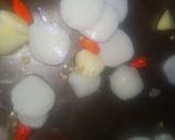 Foto langkah ke 2 dari resep Cah kangkung bakso ikan.