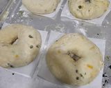 Gambar langkah 4 resipi Cheddar and Jalapeño Bagels.