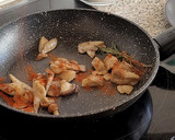 Foto del paso 7 de la receta: Patatas revolconas con salteado de setas de chopo