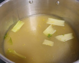 Foto del paso 1 de la receta: Crema de calabacín y cebolleta con pesto y tosta gratinada