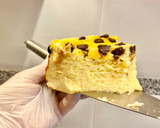 Foto del paso 12 de la receta: Pastel de yogur griego, queso crema y pepitas de chocolate
