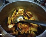 A picture of step 5 of Aloo Baingan Curry.