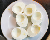 Foto del paso 1 de la receta: Huevos rellenos de Surimi y Bonito del norte