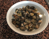 Foto del paso 1 de la receta: Almejas en salsa con ajos y piñones