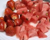 صورة لخطوة 1 من وصفة بودينغ الشيا الصيفي بالبطيخ والفراولة 🌞🍉