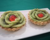 Foto del passaggio 4 della ricetta Tartellette di pasta frolla ai kiwi