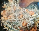 Foto del paso 1 de la receta Cestitas de gulas con gambas, con huevos y ensalada