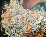 Foto del paso 1 de la receta: Cestitas de gulas con gambas, con huevos y ensalada