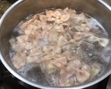 Une image de l'étape 3 de Farfalles bicolores à la crème de cèpes, jambon cru et parmesan.