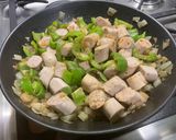 Une image de l'étape 12 de Saucisses allemandes aux poivrons verts, oignon et épices.