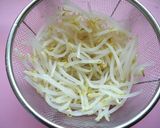 A picture of step 2 of Umami-Rich Mozuku Seaweed and Bean Sprout Namul.