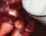 صورة لخطوة 2 من وصفة ميلك شيك الفراولة 🍓 Strawberry Milkshake